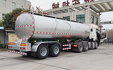 天潤新東牛奶運輸車：新鮮直達，安全升級！